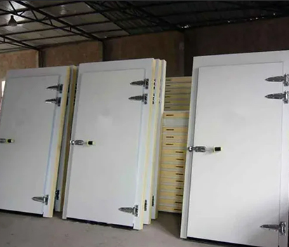Walk in cooler hinged swing door with reinforced rising