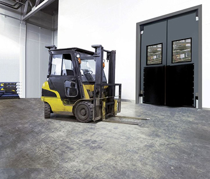 The Role of Swinging Traffic Doors in Clean Environments